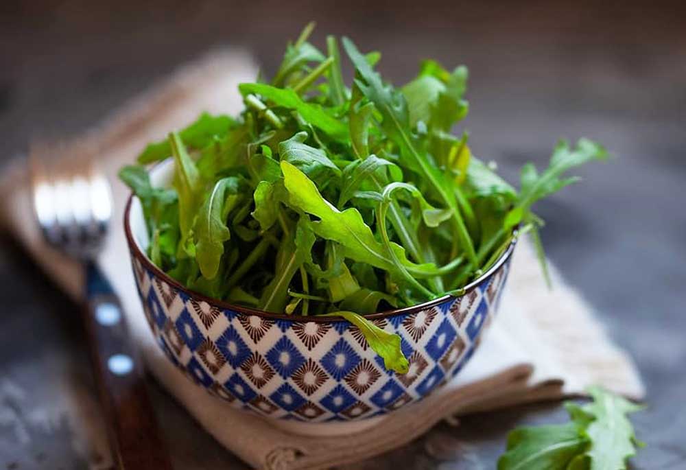Salad rau Rocket Đà Lạt với cà chua bi và phô mai Parmesan
